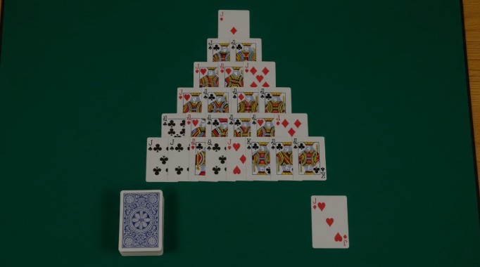how to set up pyramid solitaire